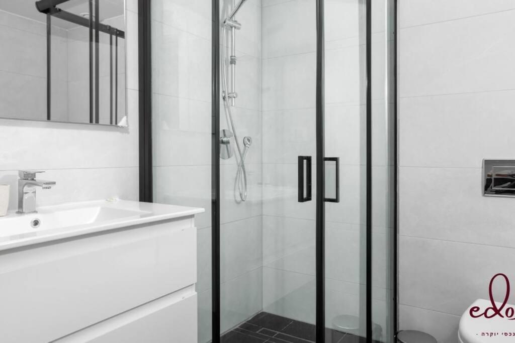 דירה עם נוף מדהים 100 מטר מהים חניה פרטית- By Edom Apartment Eilat